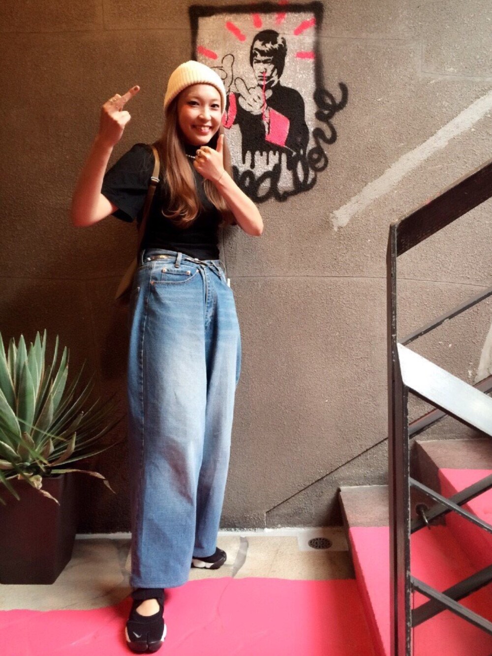 「ハイネックトップス、エアリフト、ワイドデニム、ニット帽」｜「CHEAP MONDAYのアイテム（デニムパンツ、ブルー系）」を使った、なかさきさん（レディース・162cm）の春コーディネートの1枚目の写真