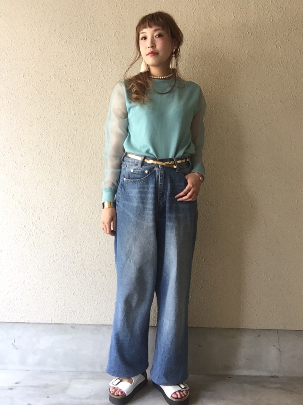 「シースルー、ワイドデニム、ワイドパンツ、厚底サンダル」｜「CHEAP MONDAYのアイテム（デニムパンツ、ブルー系）」を使った、なかさきさん（レディース・162cm）の春コーディネートの1枚目の写真