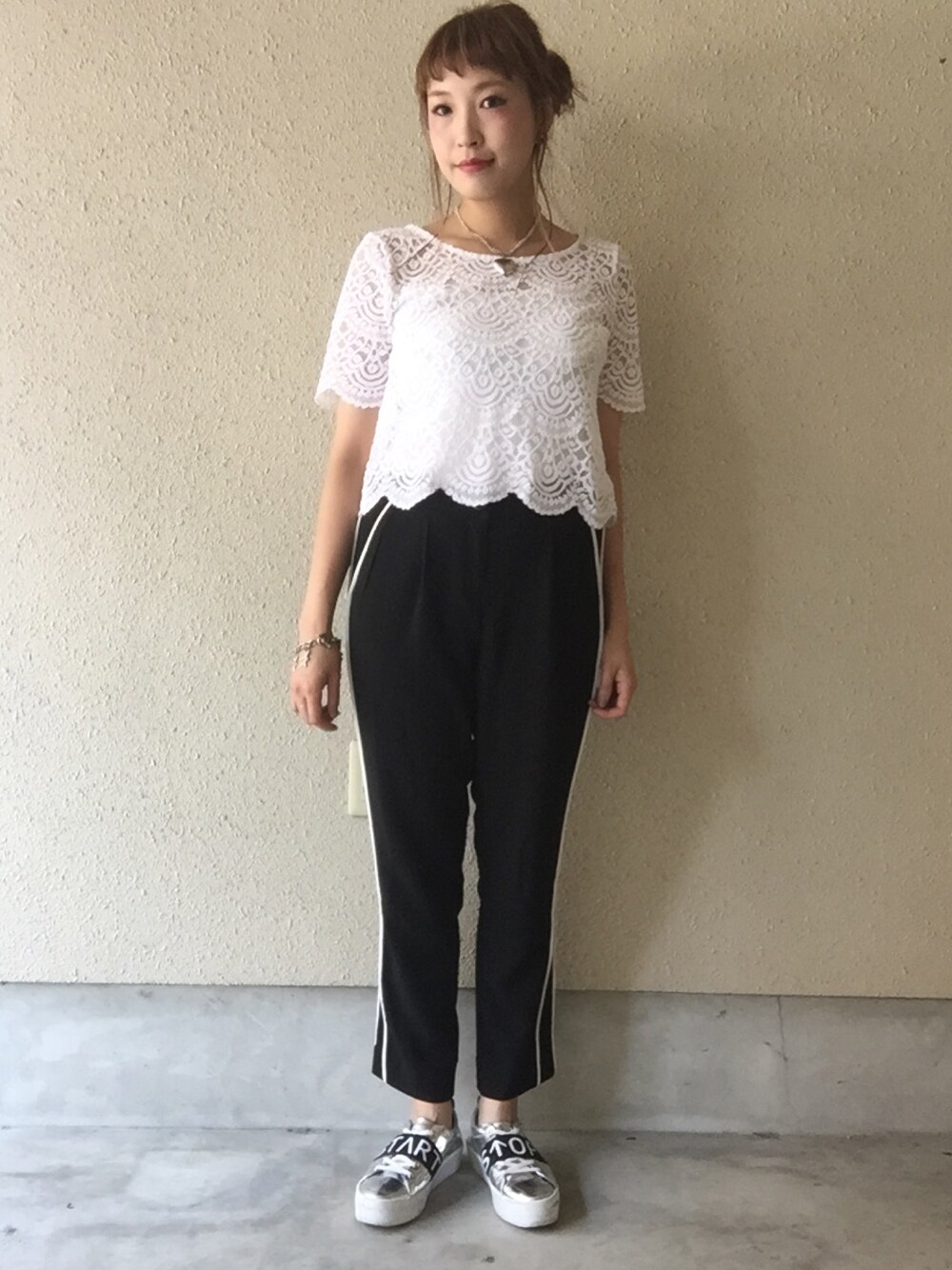 「メタリックシューズ、レーストップス、ラインパンツ」｜「FOREVER 21のアイテム（その他パンツ、ブラック系）」を使った、なかさきさん（レディース・162cm）の春コーディネートの1枚目の写真