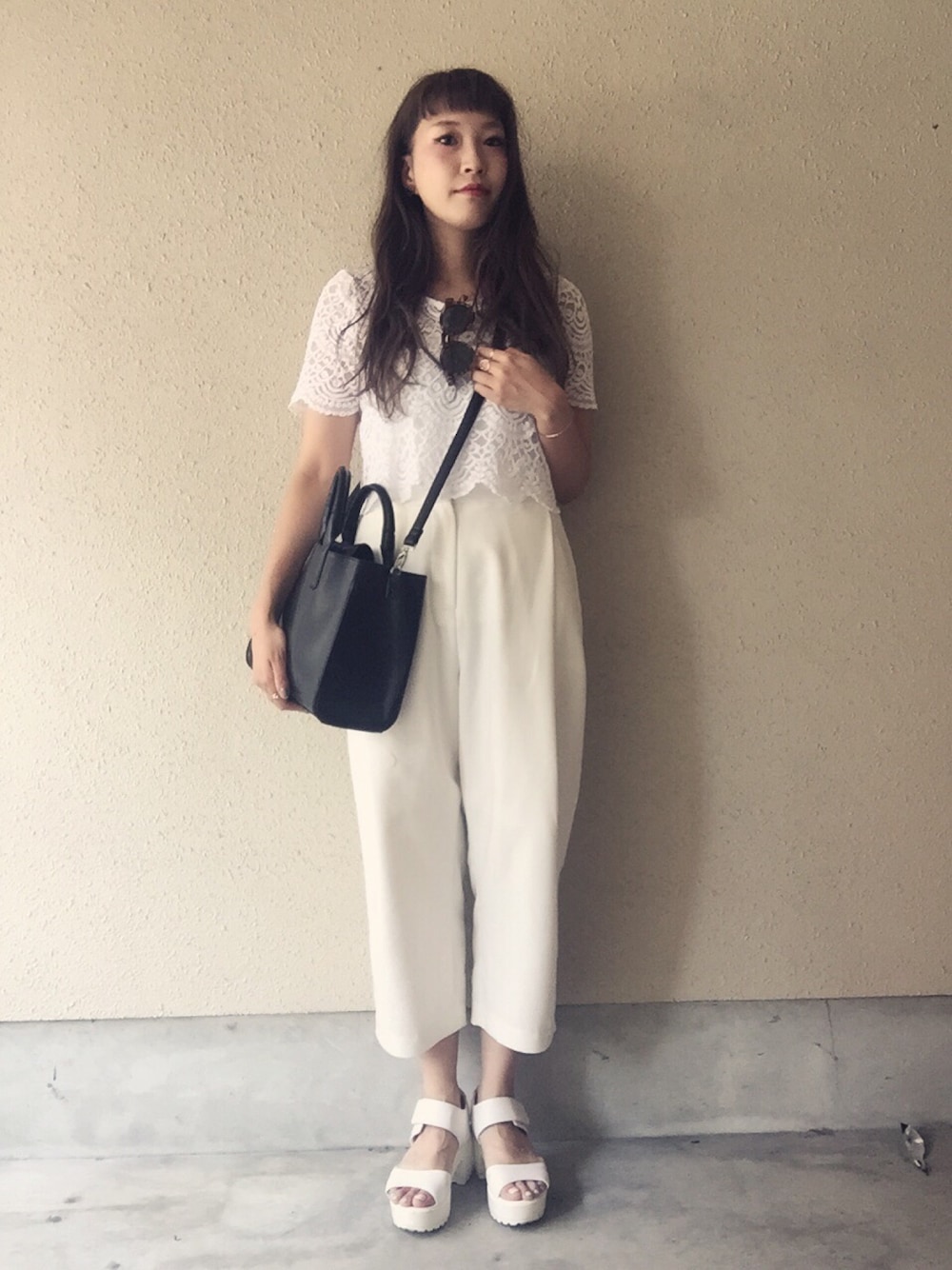 「オールホワイト、厚底サンダル」｜「KBFのアイテム（その他パンツ、ホワイト系）」を使った、なかさきさん（レディース・162cm）の春コーディネートの1枚目の写真