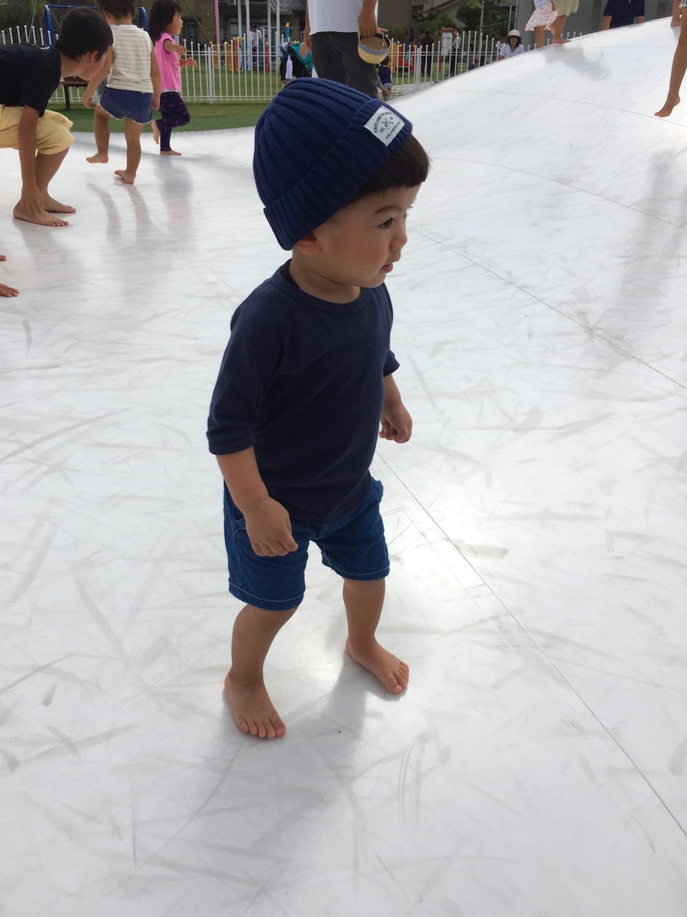 「kids、おとこのこ、2歳、シティーボーイ、トランポリン」｜「Natural Booのアイテム（Tシャツ/カットソー、ブルー系）」を使った、oryoryoさん（キッズ・80cm）の秋コーディネートの1枚目の写真