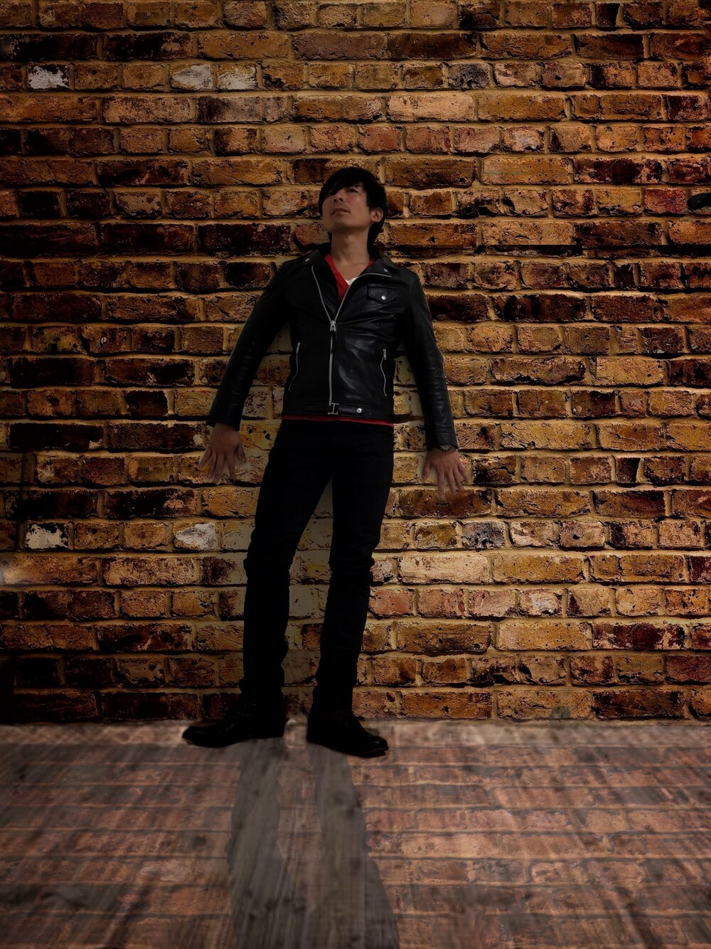「休日スタイル、オトナカジュアル、ライダース、ライダースジャケット、黒スキニー、黒ブーツ、レザー、赤×黒、カーディガン」｜「SABLE CLUTCHのシンチバック5Pストレッチジーンズ リジットスキニー【men'sFUDGE掲載商品】（デニムパンツ、ブラック系）」を使った、Kazu_yaさん（メンズ・170cm）の秋コーディネートの1枚目の写真