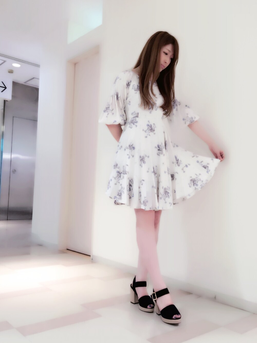 「花柄、ワンピース、ホワイト、大人ガーリー、シュープリームララ(Supreme.La.La.)」｜「Supreme.La.La.のウ゛ィンテージフラワーワンピース（ワンピース、ホワイト系）」を使った、Hikaru Mitomeさん（レディース・166cm）の夏コーディネートの1枚目の写真