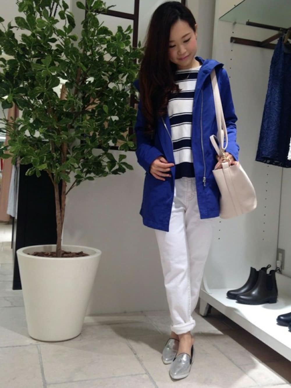 ブルー系のモッズコート、ブルー系のニット/セーターを着用したレディースの春コーディネートの1枚目の写真