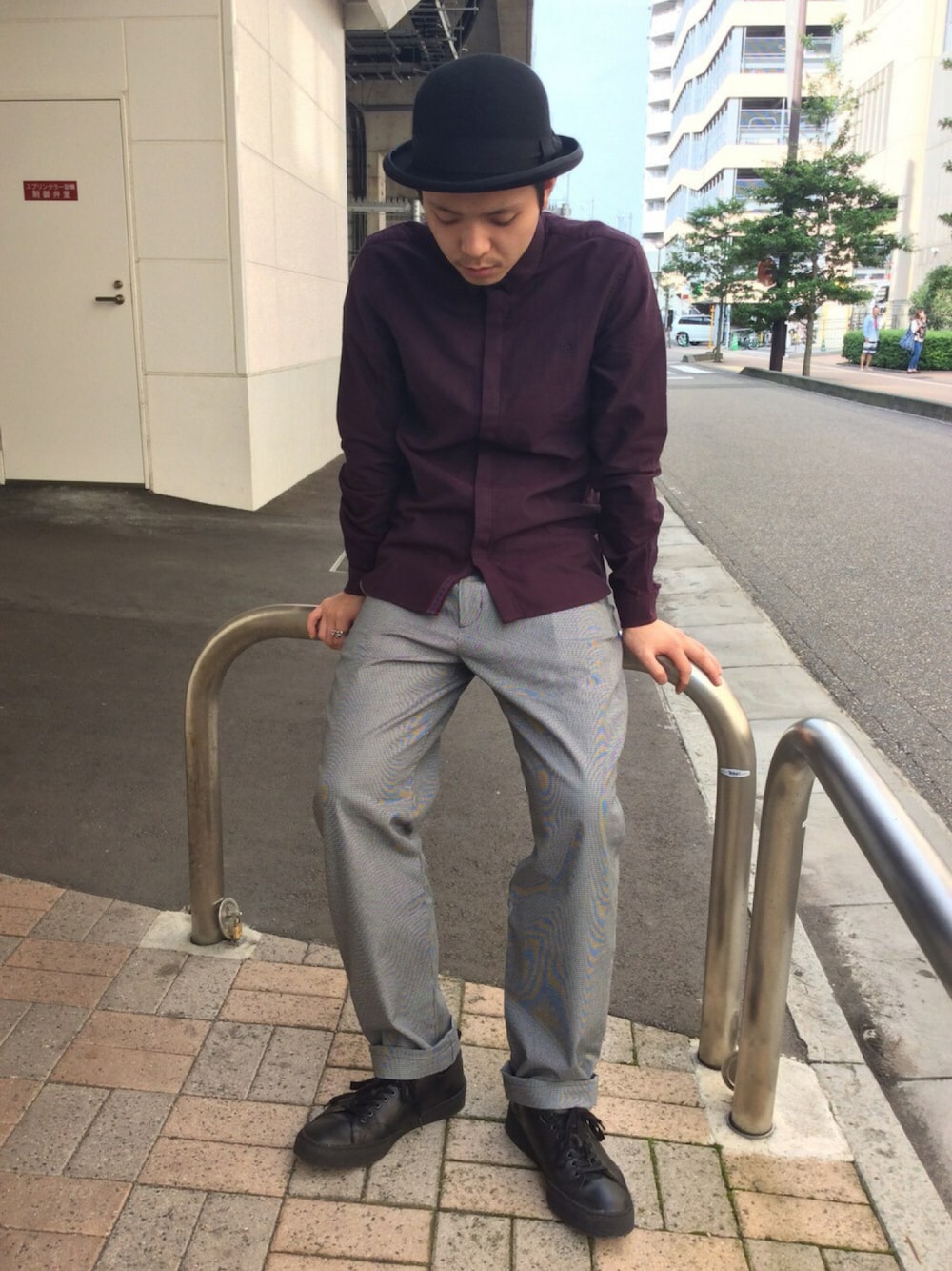 ブラウン系のシャツ/ブラウス、グリーン系のその他パンツ、グレー系のその他パンツを着用したメンズの秋コーディネートの1枚目の写真