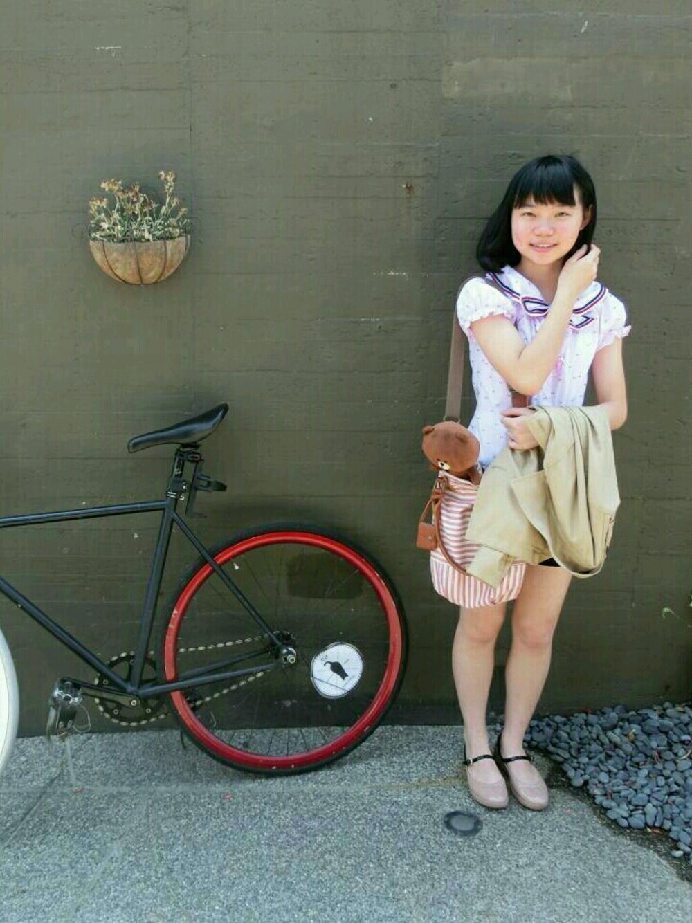 「村上漫步、Taiwan、KnightsBridge、fitflop」｜「Timberlandのアイテム（テーラードジャケット、ベージュ系）」を使った、Lily Kaoさん（レディース・155cm）の春コーディネートの1枚目の写真