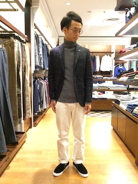 「TAKEO KIKUCHI（タケオキクチ）のアイテム（その他シューズ）」を使った、岡田　崇志さん（メンズ・174cm）の秋コーディネート