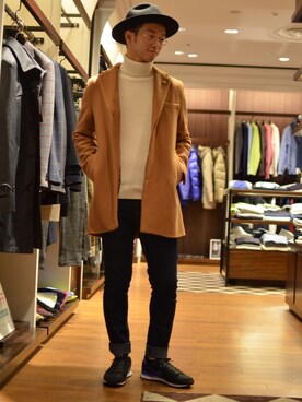 「タケオキクチ(TAKEO KIKUCHI)」｜「アイテム（チェスターコート）」を使った、岡田　崇志さん（メンズ・174cm）の冬コーディネート