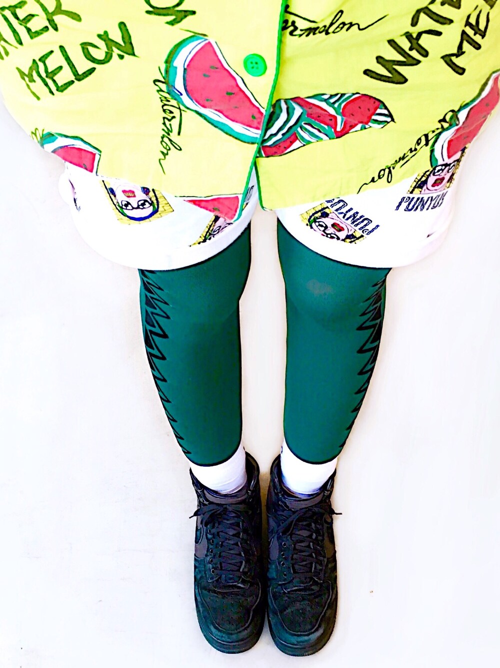 「ootd、レッグウェア、タイツ、ソックス、スニーカー、カラフル、柄×柄、パジャマ、KQURIOUS、外苑前」｜「VINTAGEのアイテム（シャツ/ブラウス、グリーン系）」を使った、kquri_KQURIOUSさん（レディース・163cm）の夏コーディネートの1枚目の写真