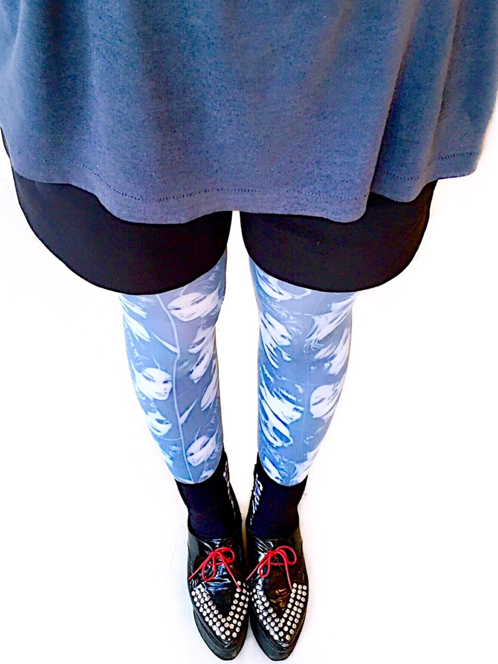 グレー系のTシャツ/カットソー、ブラック系のその他パンツ、ブラック系のドレスシューズを着用したレディースの夏コーディネートの1枚目の写真