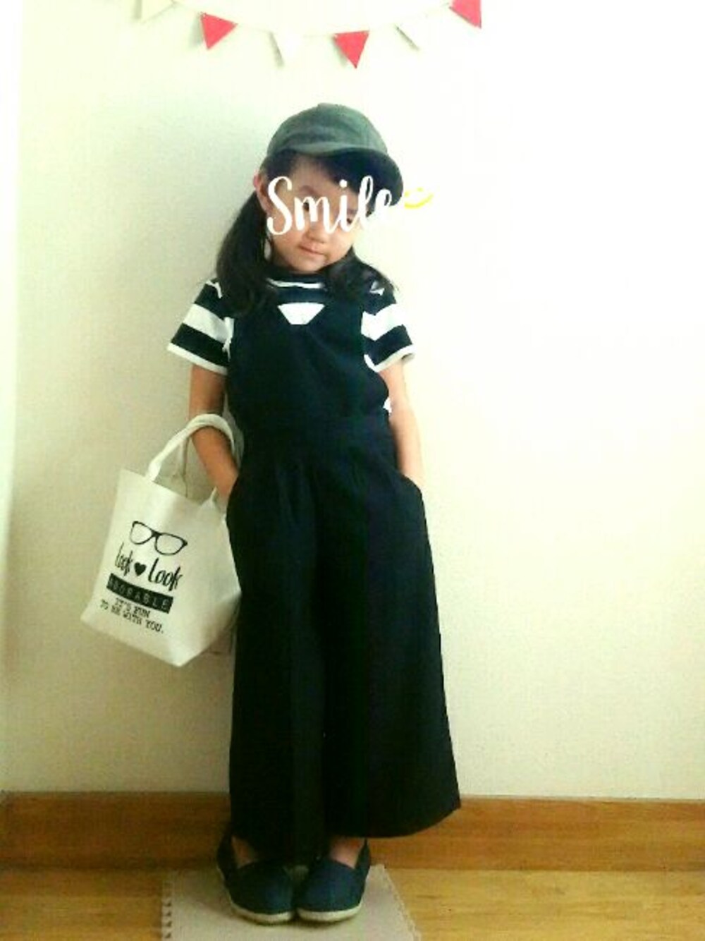 ブラック系のTシャツ/カットソー、ブラック系のサロペット/オーバーオール、ブルー系のスニーカーを着用したキッズの夏コーディネートの1枚目の写真