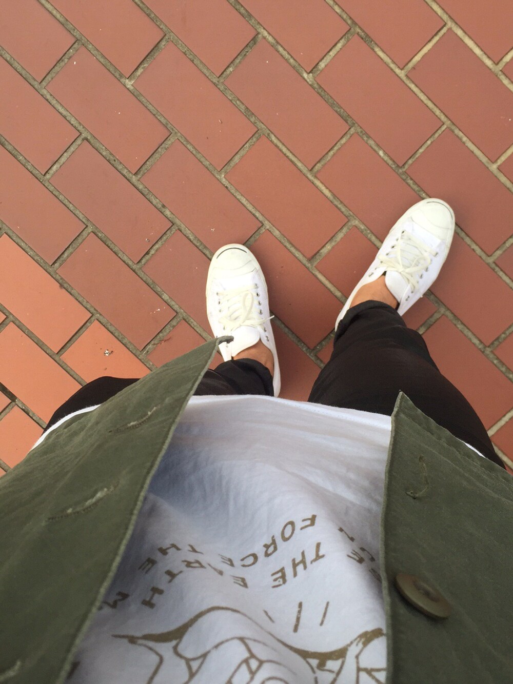 「シンプル、カーキ、ジャケット、ロールアップ」｜「CONVERSEのCONVERSE / JACK PURCEL（スニーカー、ホワイト系）」を使った、kさん（メンズ・178cm）の秋コーディネートの1枚目の写真