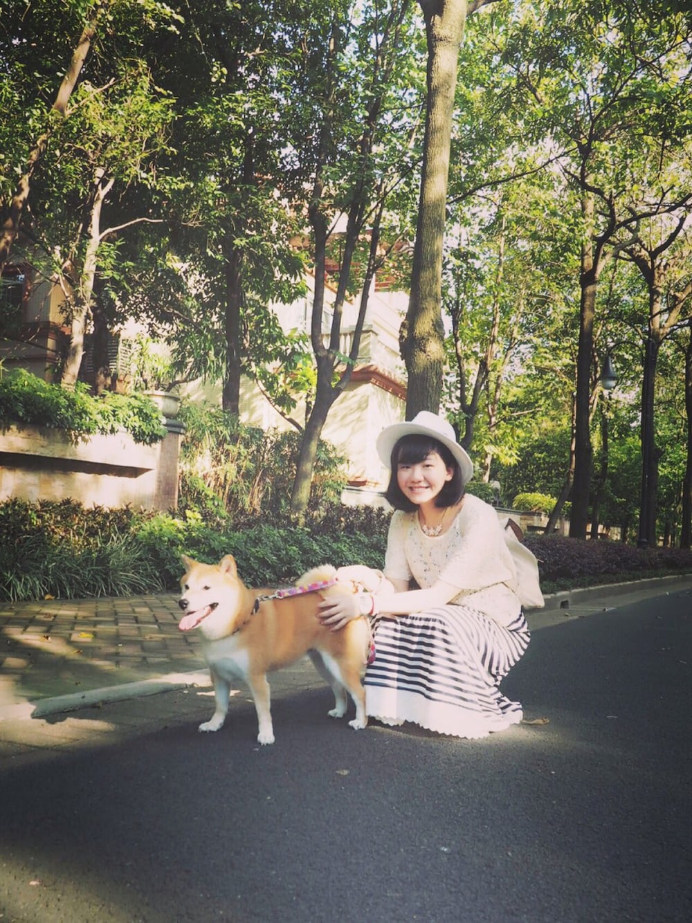 「犬、犬の散歩、いぬ♡、夏、夏コーデ、カジュアル、休日スタイル、柴犬」｜「no brandのアイテム（ハット、ホワイト系）」を使った、電撃あかねさん（レディース・164cm）の夏コーディネートの1枚目の写真