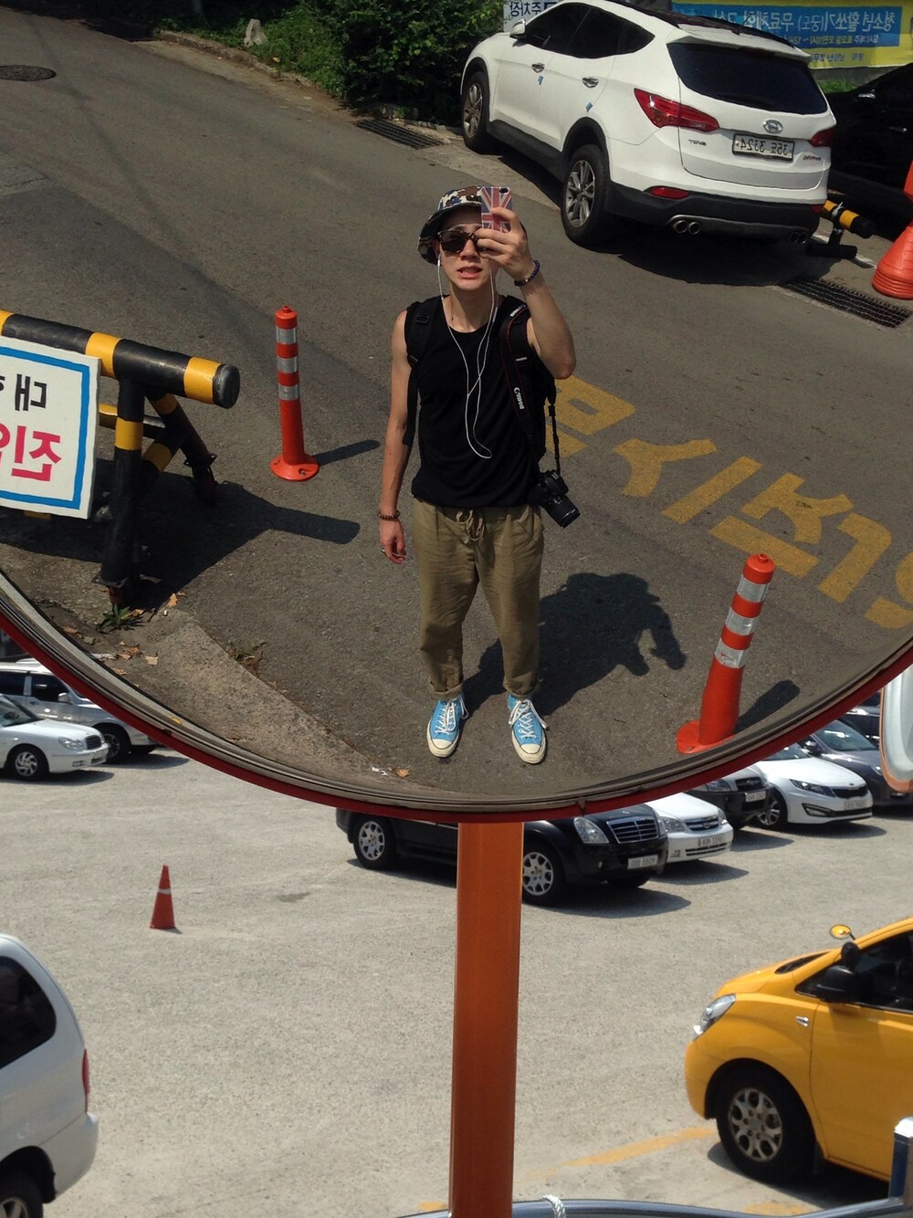 「UNIQLO、converse、cheap monday、nudebones、Canon、mars」｜「CONVERSEの척테일러（スニーカー、ブルー系）」を使った、안상우さん（メンズ・173cm）の夏コーディネートの1枚目の写真