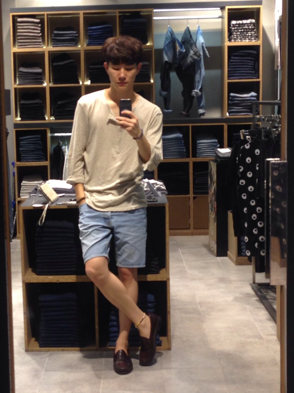 「cheap monday、CHEAPMONDAY、H&M、BASS、iPhoneケース」｜「H&Mのアイテム（Tシャツ/カットソー、ベージュ系）」を使った、안상우さん（メンズ・173cm）の夏コーディネートの1枚目の写真