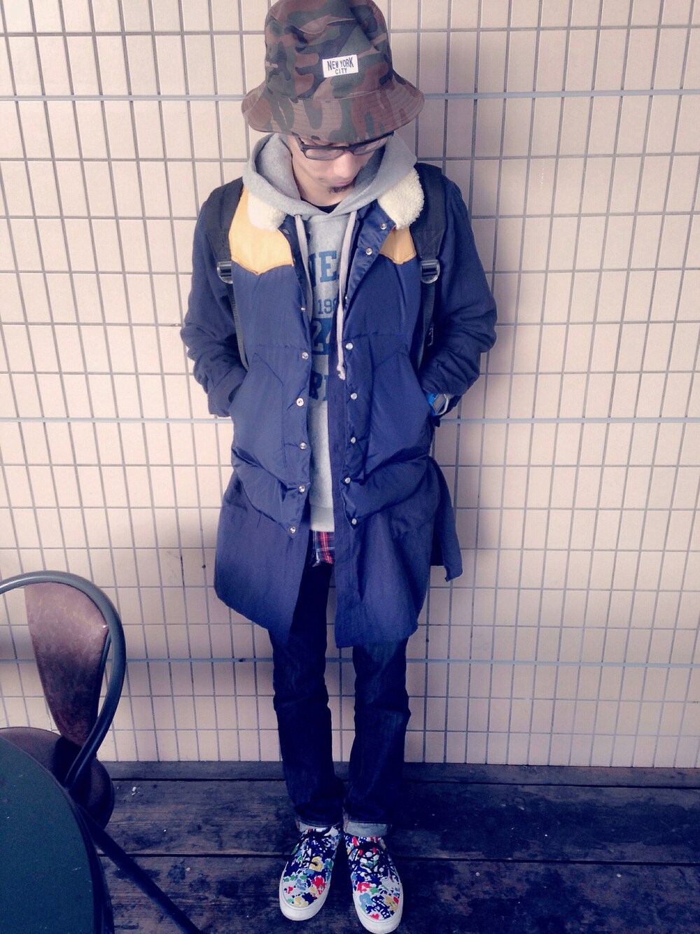 ブルー系のダウンベスト、ブルー系のシャツ/ブラウス、ブラック系のTシャツ/カットソーを着用したメンズの秋コーディネートの1枚目の写真