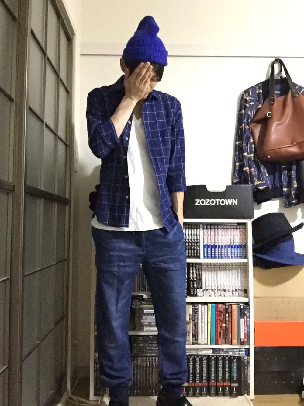 ブルー系のシャツ/ブラウス、ホワイト系のTシャツ/カットソー、ブルー系のデニムパンツを着用したメンズの夏コーディネートの1枚目の写真