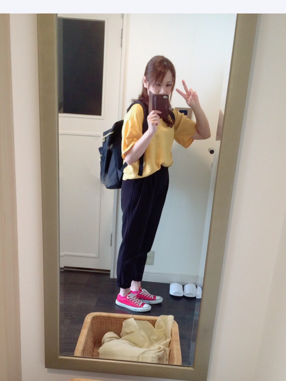 ブラック系のその他パンツ、ホワイト系のスニーカー、イエロー系のシャツ/ブラウスを着用したレディースの夏コーディネートの1枚目の写真