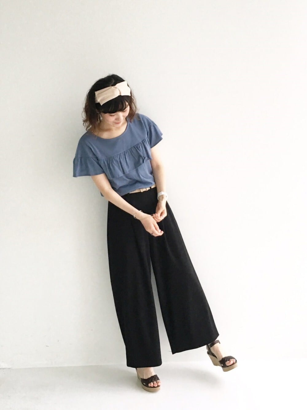 ブルー系のTシャツ/カットソー、ブラック系のその他パンツ、ブラウン系のサンダルを着用したレディースの夏コーディネートの1枚目の写真