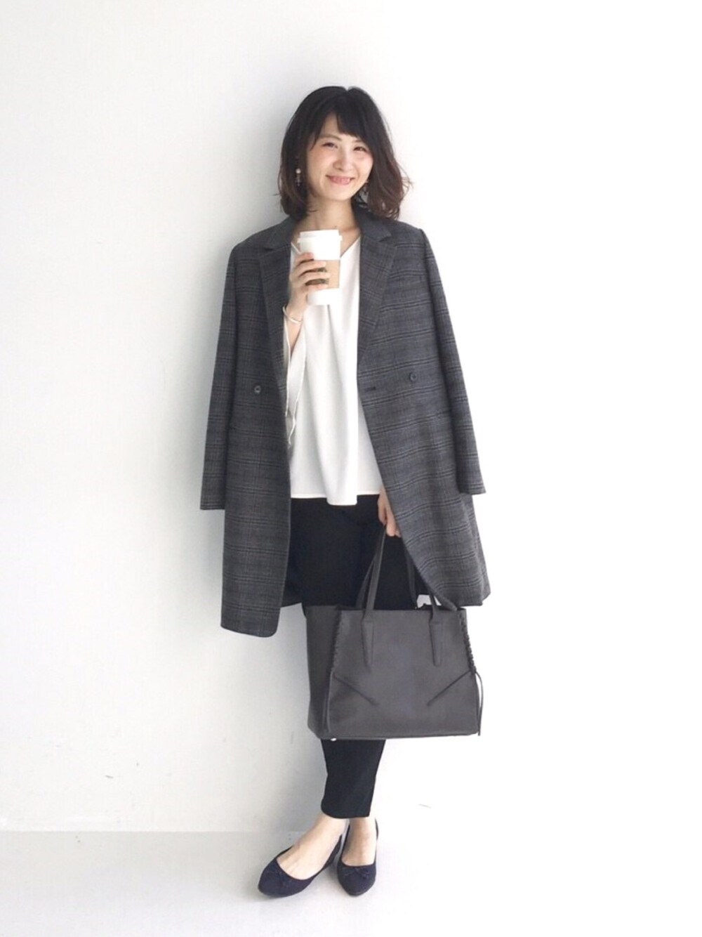 「haco.、haco!、シンプル、黒スキニー、黒、チェック、大人カジュアル、モノトーン、casual、オフィスカジュアル」｜「haco!のさっと羽織るだけで女らしくてかっこいい、グレンチェックコート（チェスターコート、グレー系）」を使った、haco-on-acoさん（レディース・165cm）の秋コーディネートの1枚目の写真