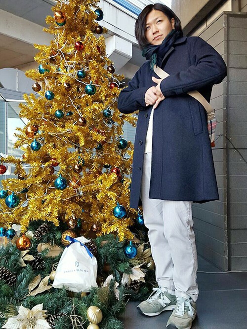 ホワイト系のニット/セーター、グレー系のその他パンツを着用したメンズの冬コーディネートの1枚目の写真