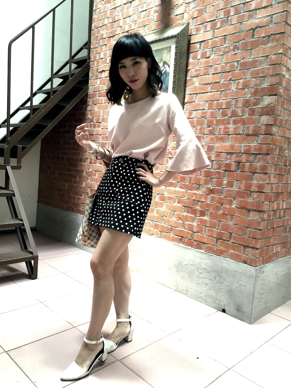 「Taiwan」｜「LOUIS VUITTONのアイテム（バッグ、ホワイト系）」を使った、（Zoe）卓琳さん（レディース・163cm）の春コーディネートの1枚目の写真