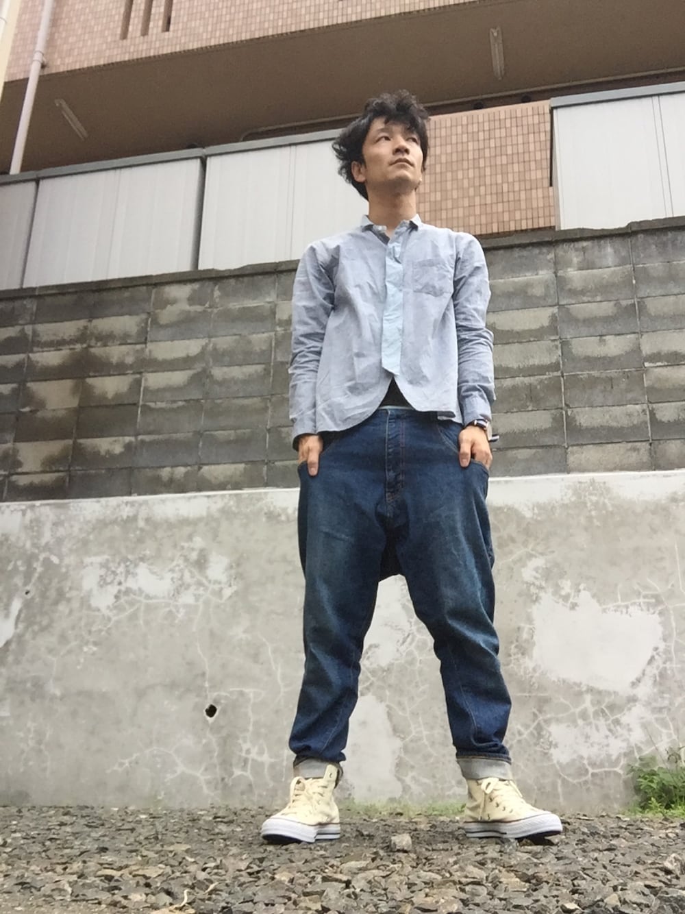 ブルー系のその他パンツ、ブルー系のシャツ/ブラウス、グレー系のスニーカーを着用したメンズの秋コーディネートの1枚目の写真