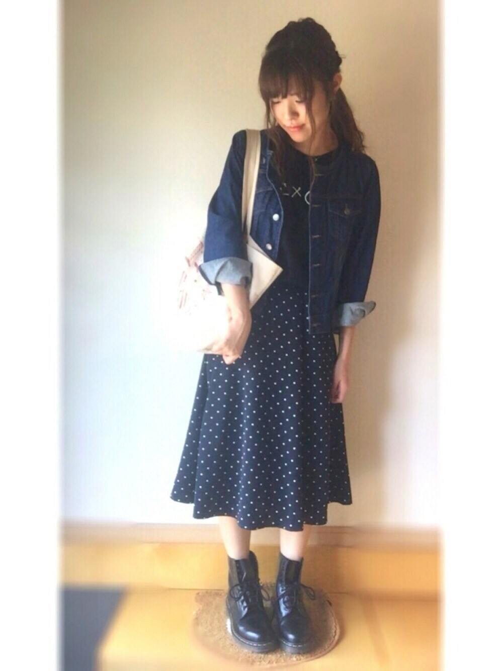 「Dr.Martens、aiko、カジュアル、秋のコーデ、オトナ女子、ライブ参戦コーデ、ノーカラージャケット、ツアーT」｜「earth music&ecologyの【2016Spring】《スキスカ!》ドットミモレスカート（スカート、ブルー系）」を使った、ゆかさん（レディース・164cm）の秋コーディネートの1枚目の写真