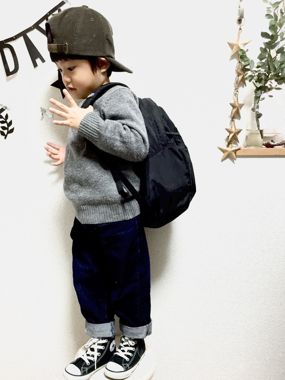 「kids、キッズコーデ、シンプル、4歳、バックパック、ニット帽、無印良品、キャップ、converse、デニム」｜「petit mainのアイテム（キャップ、グリーン系）」を使った、hi_tsu__さん（キッズ・100cm）の冬コーディネートの1枚目の写真