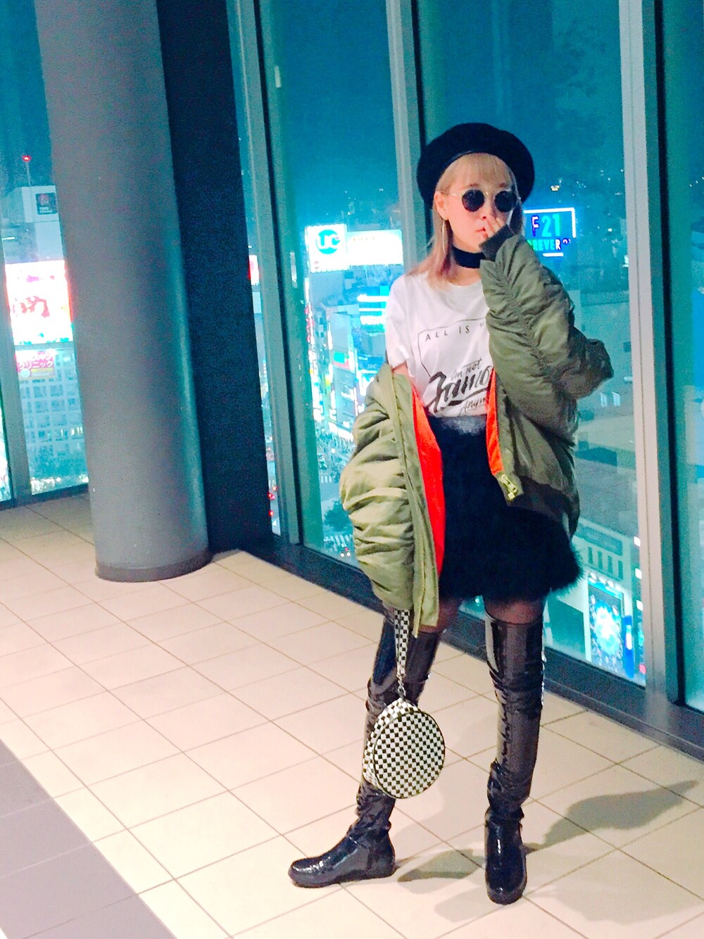 「lilLilly、LILICIOUS、リルリリー、リリシャス、MA-1、サイハイブーツ、フェザー、エナメルシューズ、Tシャツ、ベレー帽」｜「lilLillyのフェザーファースカート（スカート、ブラック系）」を使った、濱内奈々子 さん（レディース・164cm）の秋コーディネートの1枚目の写真