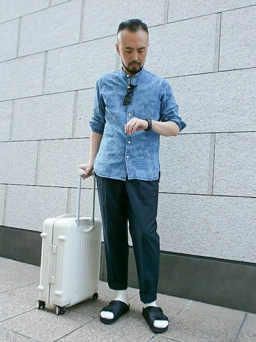 「ビルケンシュトック、サンダル、旅行、シャツスタイル、リモワ」｜「UNITED ARROWSの＜BIRKENSTOCK（ビルケンシュトック） ×UA×BY ZURICH（サンダル、ブラック系）」を使った、UNITED ARROWS 有楽町店 STAFF 01さん（メンズ・172cm）の夏コーディネートの1枚目の写真