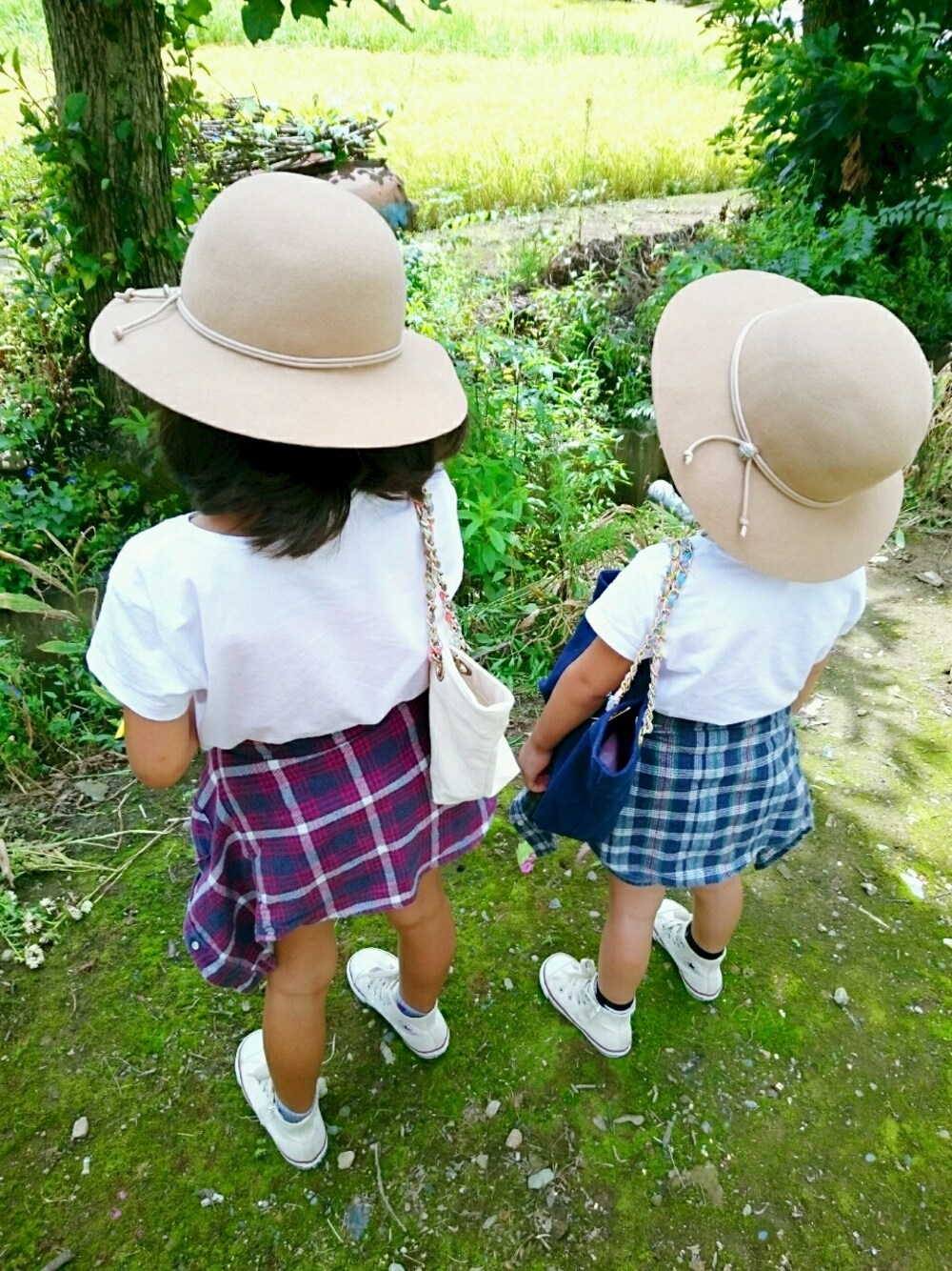 「姉妹、女の子、おそろ、ハット、秋」｜「green label relaxingのGUAPA フェルトキャペリン ハット（ハット、ベージュ系）」を使った、miiiiioさん（キッズ・120cm）の秋コーディネートの1枚目の写真