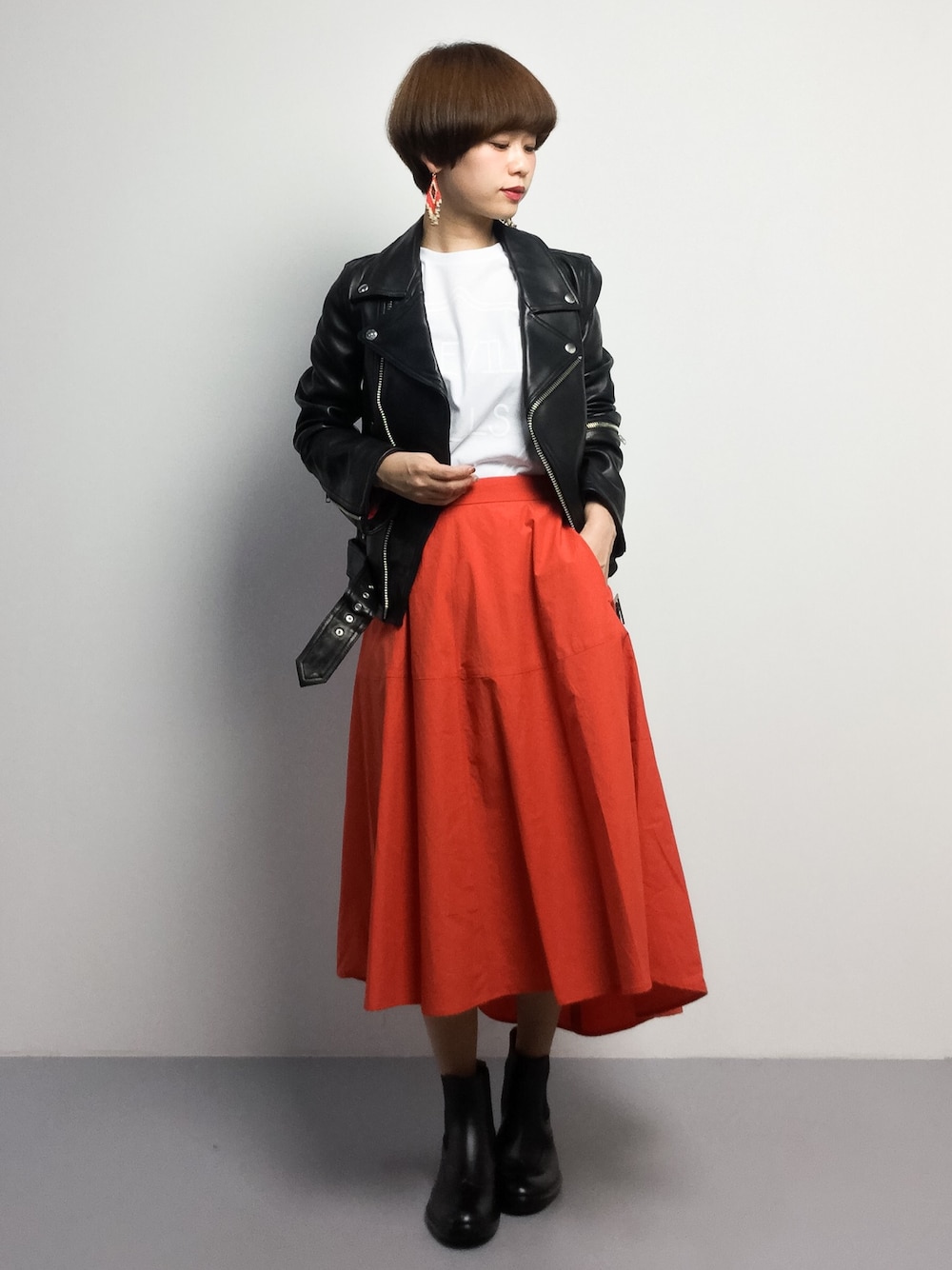「スカート、レザー、レザージャケット、ライダース、オレンジ、本革、甘辛mix、ママコーデ、ママファッション、チビーズ✳︎」｜「ADAM ET ROPE'のタイプライター前後差スカート（スカート、オレンジ系）」を使った、yukiさん（レディース・152cm）の春コーディネートの1枚目の写真