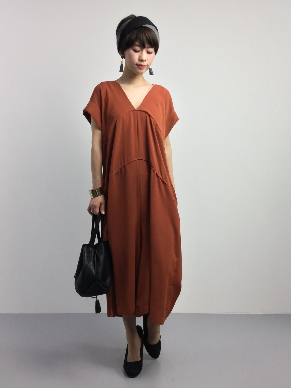 「ヘアバンド、サロペット、オールインワン、ロンパース、モード、巾着バッグ、きれいめカジュアル、ママコーデ、ママファッション、テラコッタ」｜「THE DAYZ TOKYOのシンプルロンパース（サロペット/オーバーオール、オレンジ系）」を使った、yukiさん（レディース・152cm）の夏コーディネートの1枚目の写真