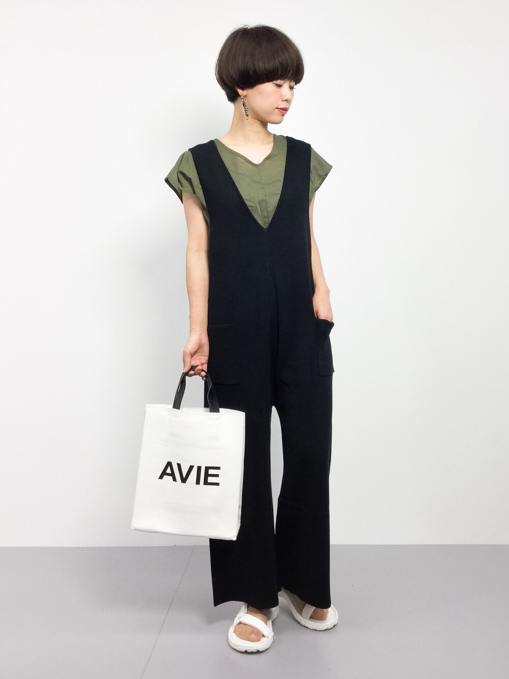「サロペット、オールインワン、カーキ、ロンパース、ママコーデ、スポーツサンダル、ショートヘア、teva、ママファッション、チビーズ✳︎」｜「AVIEのペーパールックトートバッグ（トートバッグ、ホワイト系）」を使った、yukiさん（レディース・152cm）の夏コーディネートの1枚目の写真