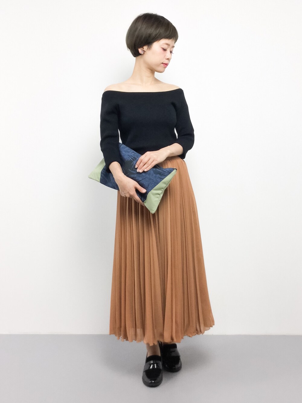 「パンプス、大人カジュアル、ロングスカート、プリーツスカート、低身長、ママコーデ、Japan、ショートヘア、ママファッション、チビーズ✳︎」｜「caphのエスニック柄　コンビクラッチ（クラッチバッグ、グリーン系）」を使った、yukiさん（レディース・152cm）の夏コーディネートの1枚目の写真