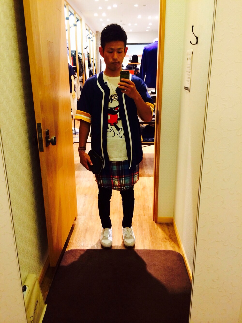 「黒スキニー、ビックT、ベースボールシャツ、買い物、休日スタイル」｜「SHIPS JET BLUEのVOTE MAKE NEW CLOTHES×SHIPS JET BLUE: エクスクルーシブ  ミッキーBIGTee■（Tシャツ/カットソー、ホワイト系）」を使った、masaさん（メンズ・175cm）の秋コーディネートの1枚目の写真