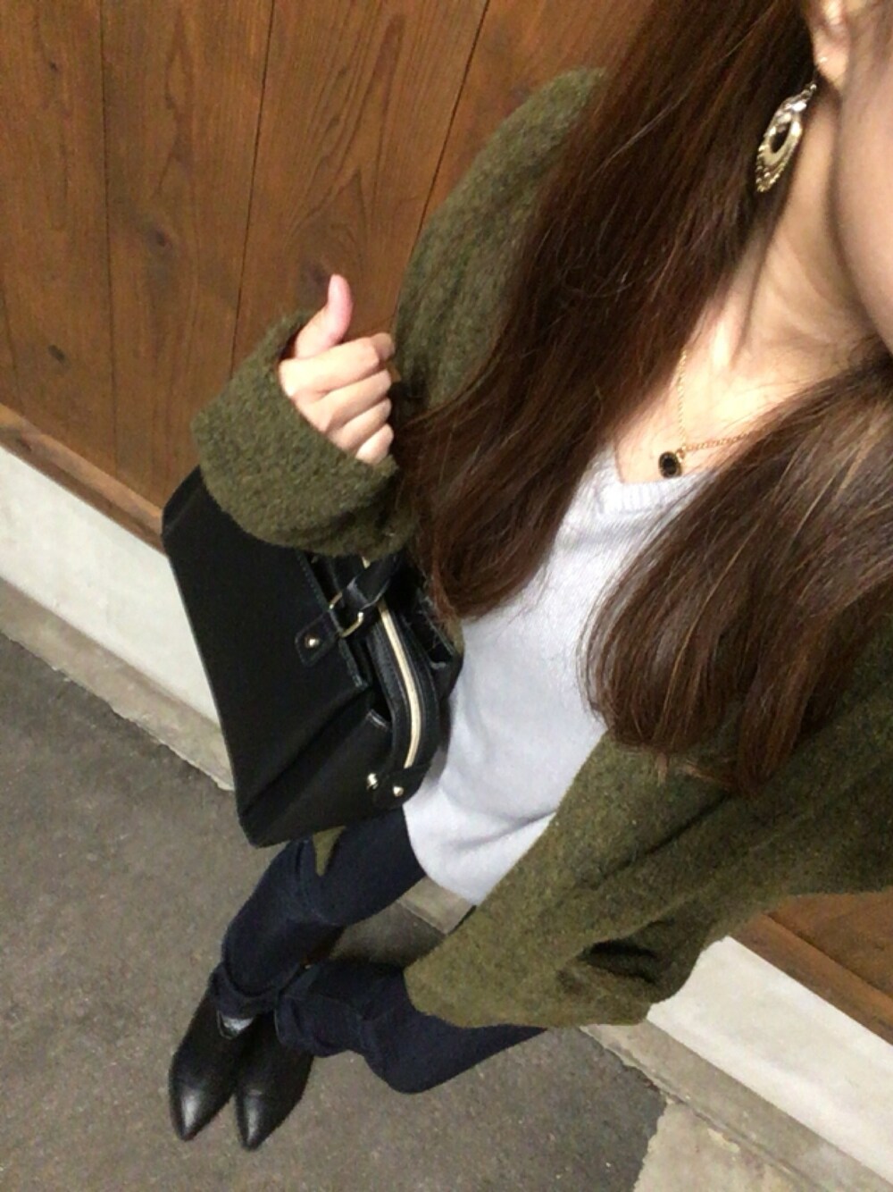 グリーン系のニット/セーター、シルバー系のニット/セーター、ブルー系のデニムパンツを着用したレディースの秋コーディネートの1枚目の写真