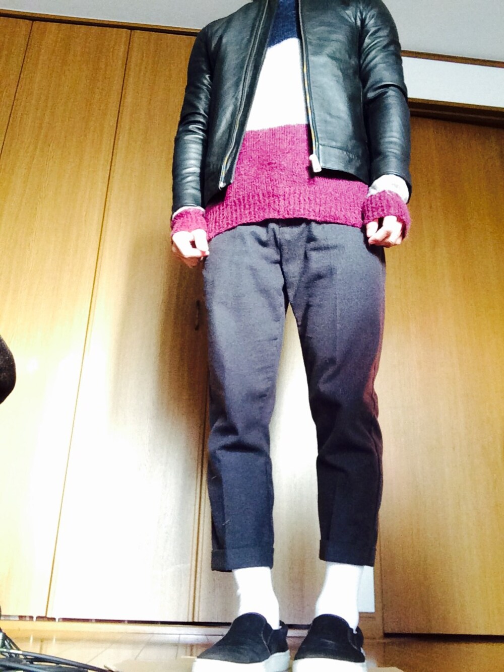 ブラック系のライダースジャケット、ニット/セーター、ブルー系のシャツ/ブラウスを着用したメンズの冬コーディネートの1枚目の写真