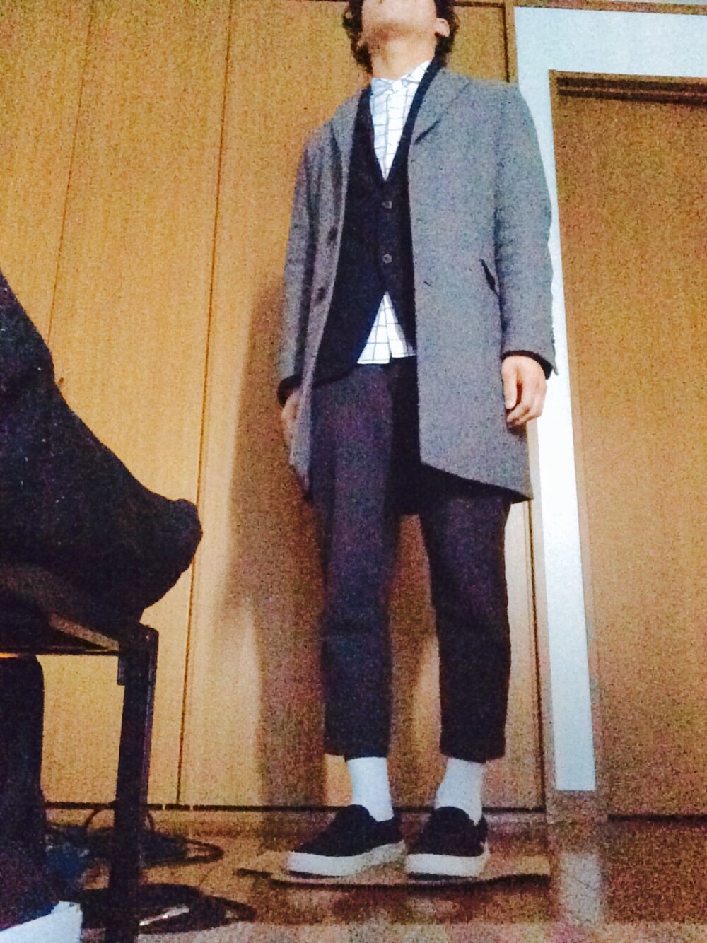 グレー系のチェスターコート、ブルー系のテーラードジャケット、ホワイト系のシャツ/ブラウスを着用したメンズの冬コーディネートの1枚目の写真