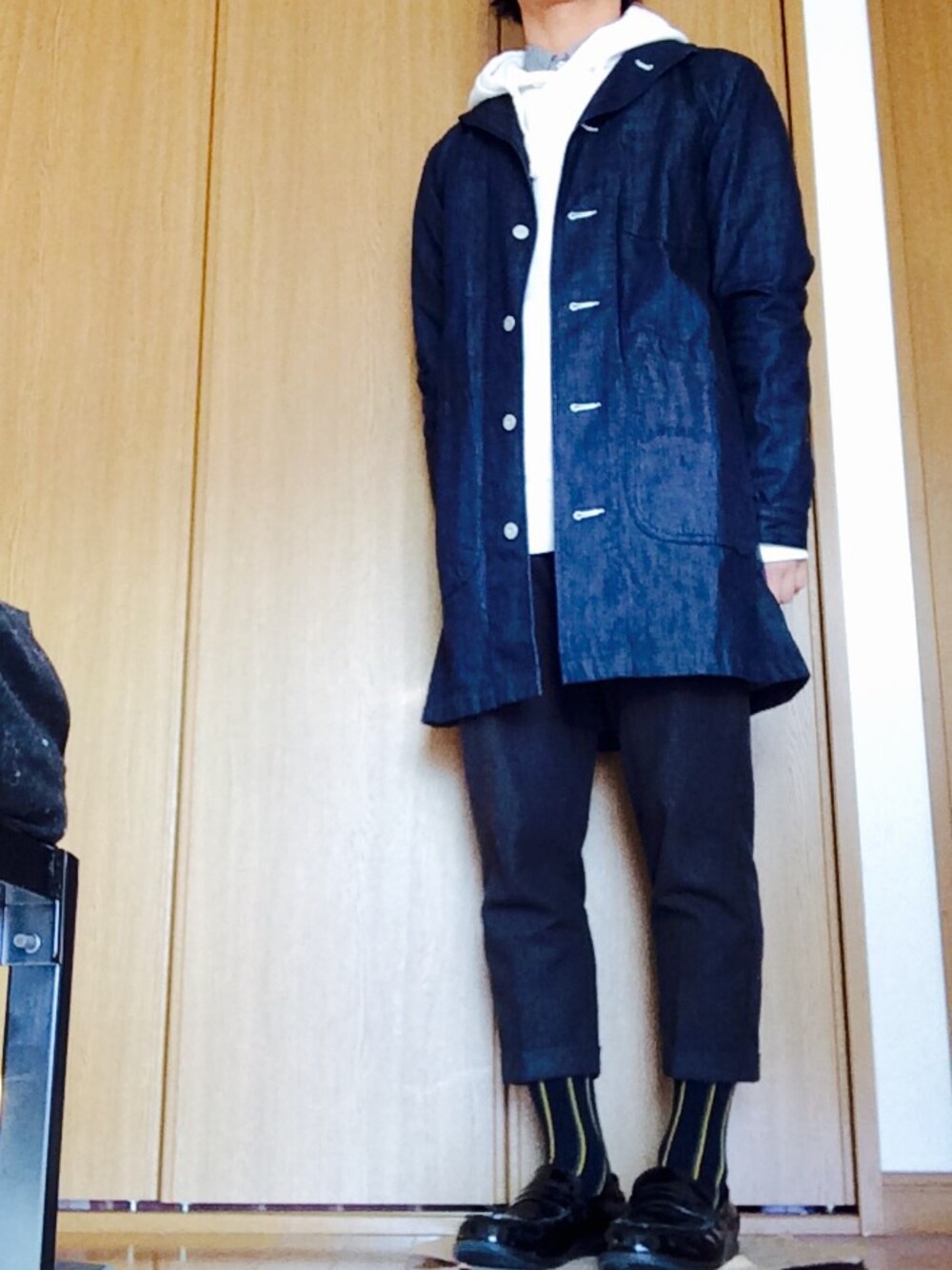 ブルー系のステンカラーコート、グレー系のスラックス、ホワイト系のパーカーを着用したメンズの冬コーディネートの1枚目の写真