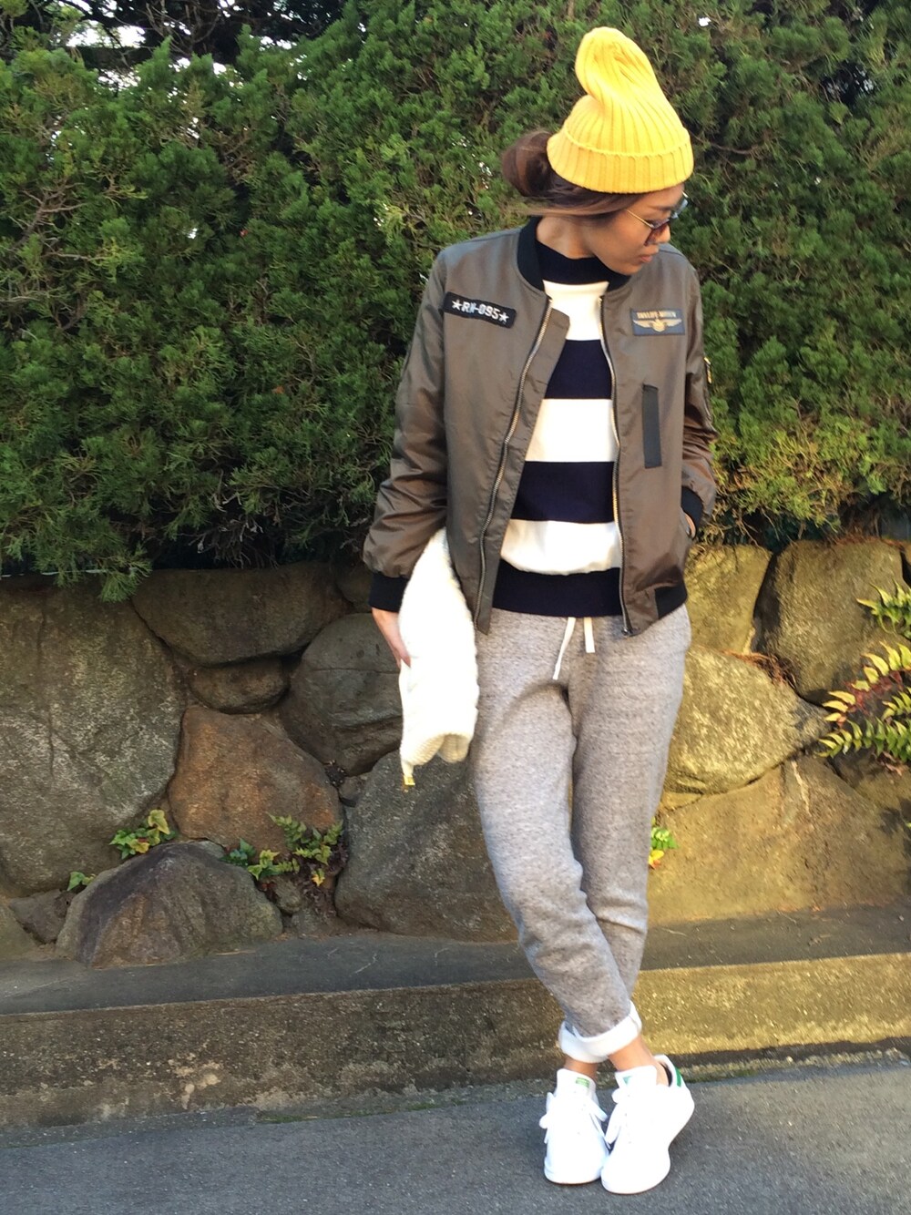 「カジュアル、プチプラ、ユニクロ、ラクチンコーデ、スウェットパンツ、ボーダー、ママコーデ」｜「Ungridの 【Casual】ﾌﾞﾘｰﾁﾆｯﾄﾜｯﾁ （ニットキャップ/ビーニー、イエロー系）」を使った、coco_yuzuさん（レディース・165cm）の冬コーディネートの1枚目の写真