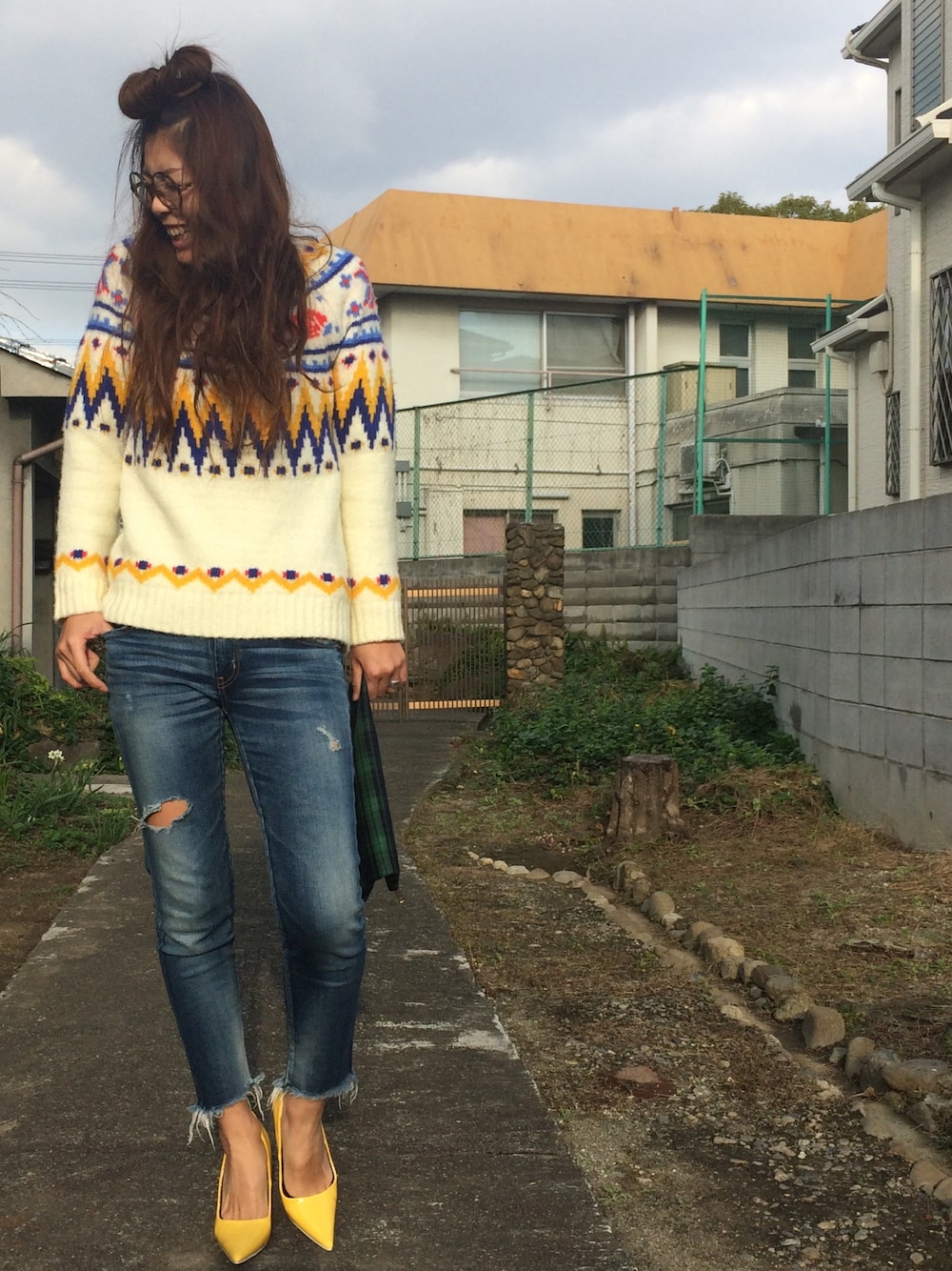 「ニット、デニム、丸メガネ、お団子ヘアー、ママコーデ」｜「Ungridの 【Casual】ﾗｳﾝﾄﾞﾘﾑだてﾒｶﾞﾈ （メガネ、ブラウン系）」を使った、coco_yuzuさん（レディース・165cm）の冬コーディネートの1枚目の写真