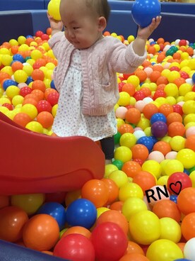 「combimini（コンビミニ）のアイテム（カーディガン/ボレロ）」を使った、rinanaさん（キッズ・70cm）の春コーディネート