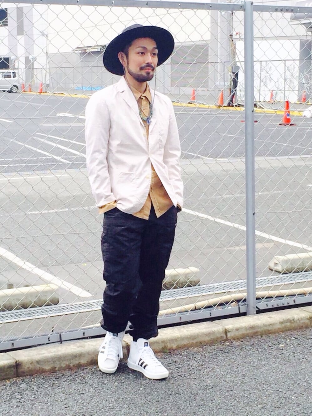 「スニーカー、クロップドパンツ、カジカジ、フリークスストア、レミレリーフ、ナイロンパンツ、adidas」｜「FREAK'S STOREのTsunai Haiya/ツナイハイヤ 【15SS新作】 別注ターコイズネックレス                 （ネックレス、その他）」を使った、【FREAK'S STORE】 オオヌキさん（メンズ・170cm）の春コーディネートの1枚目の写真