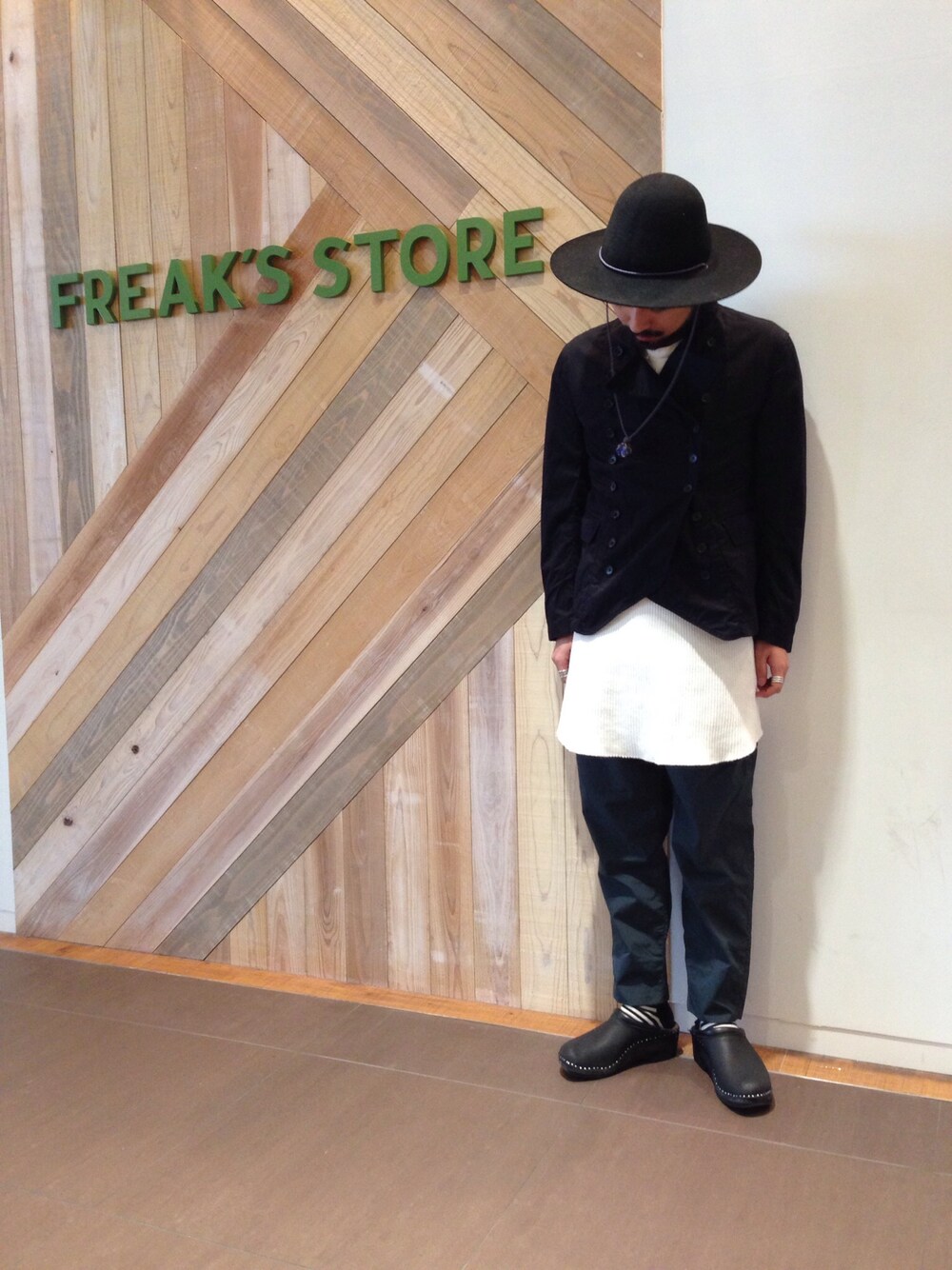 ブルー系のその他パンツ、ホワイト系のTシャツ/カットソー、ブラック系のハットを着用したメンズの春コーディネートの1枚目の写真