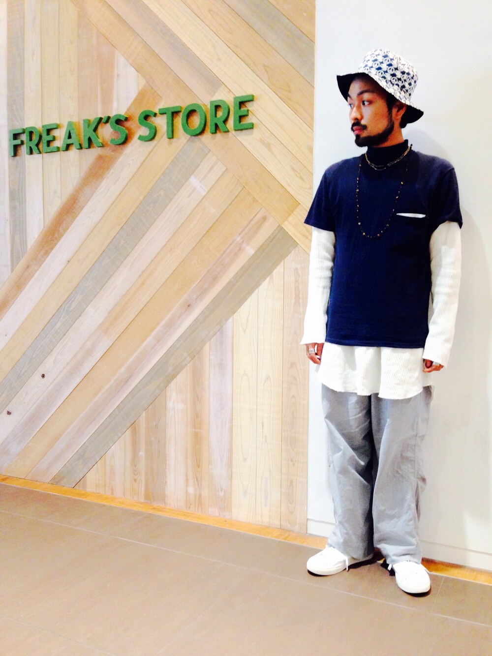 ブルー系のTシャツ/カットソー、ホワイト系のTシャツ/カットソー、ブラック系のネックレスを着用したメンズの春コーディネートの1枚目の写真