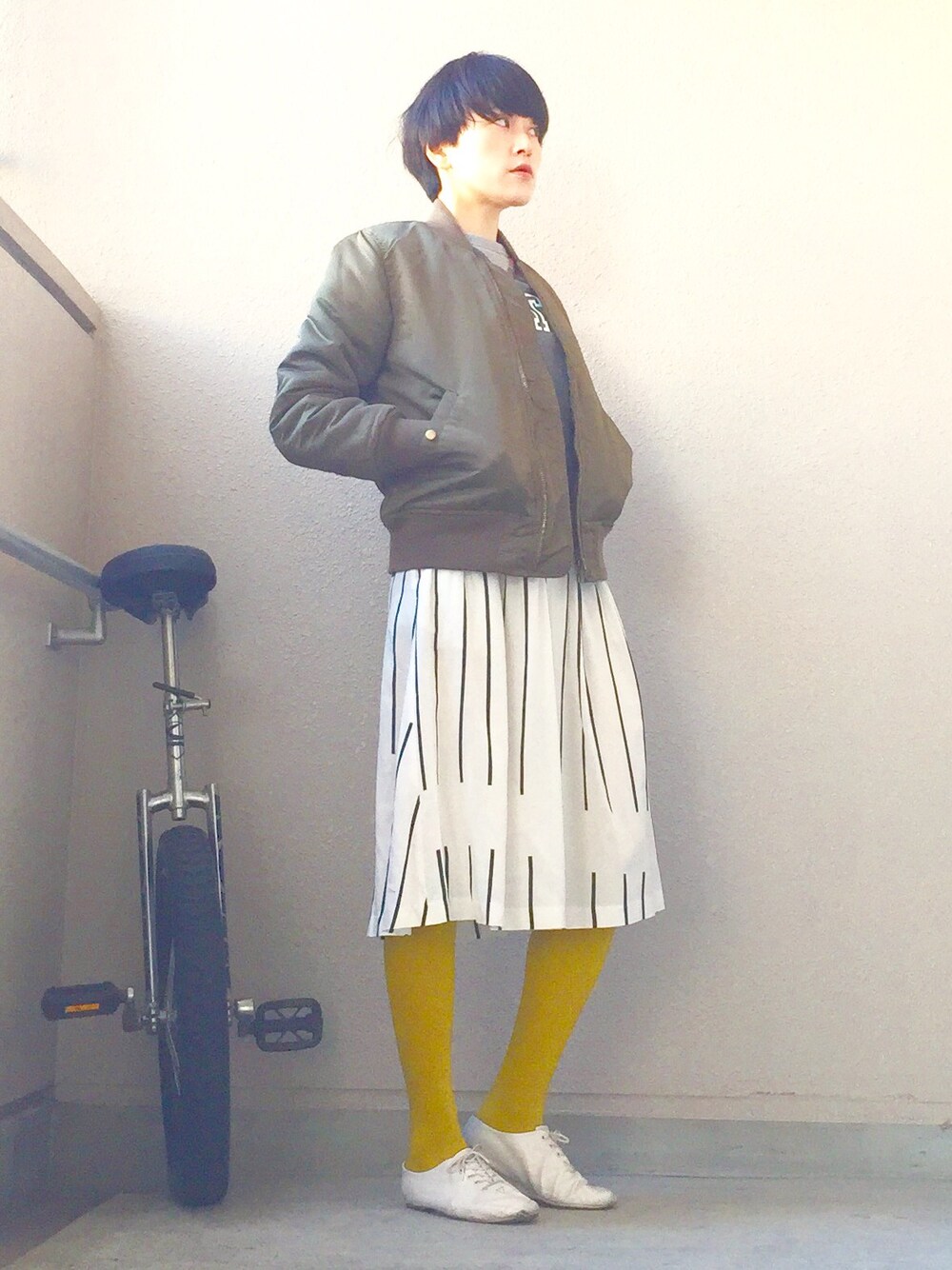 「冬のSALEで買いました！（アウター）、MA-1、spoken words project、カラータイツ」｜「ELFORBRのアイテム（ミリタリージャケット、グリーン系）」を使った、こまつしおりさん（レディース・158cm）の冬コーディネートの1枚目の写真