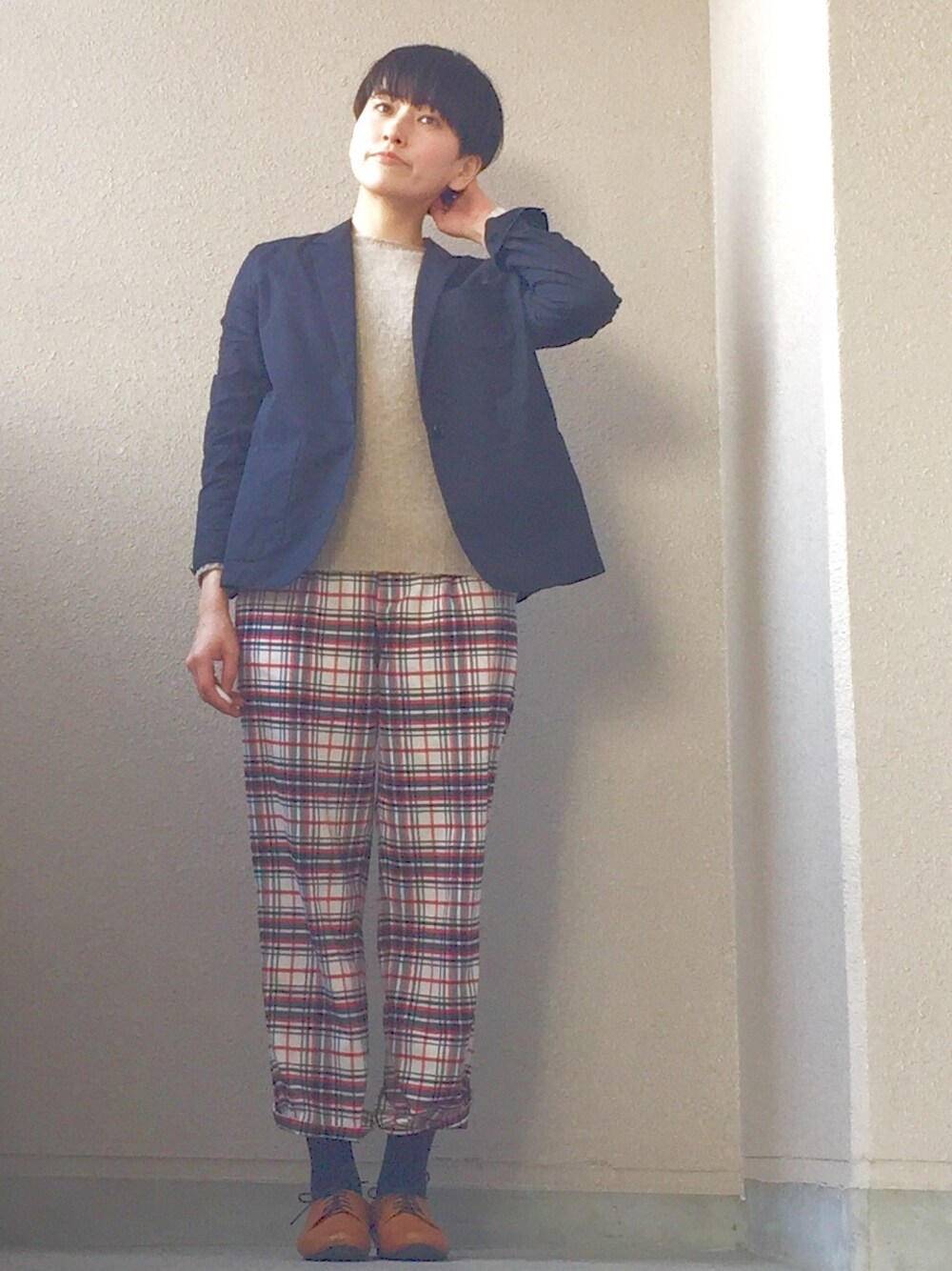 「ビジネススタイル、お仕事コーデ、MARGARET HOWELL、チェツクパンツ」｜「MARGARET HOWELLのアイテム（テーラードジャケット、ブルー系）」を使った、こまつしおりさん（レディース・158cm）の冬コーディネートの1枚目の写真