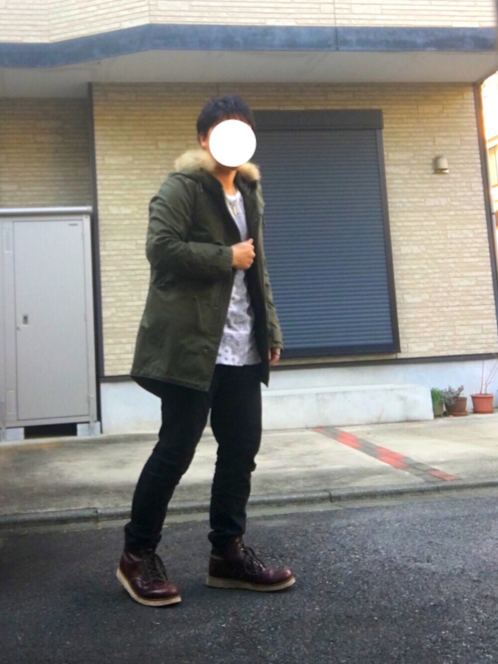 グリーン系のモッズコート、その他のTシャツ/カットソー、ブラウン系のその他シューズを着用したメンズの冬コーディネートの1枚目の写真